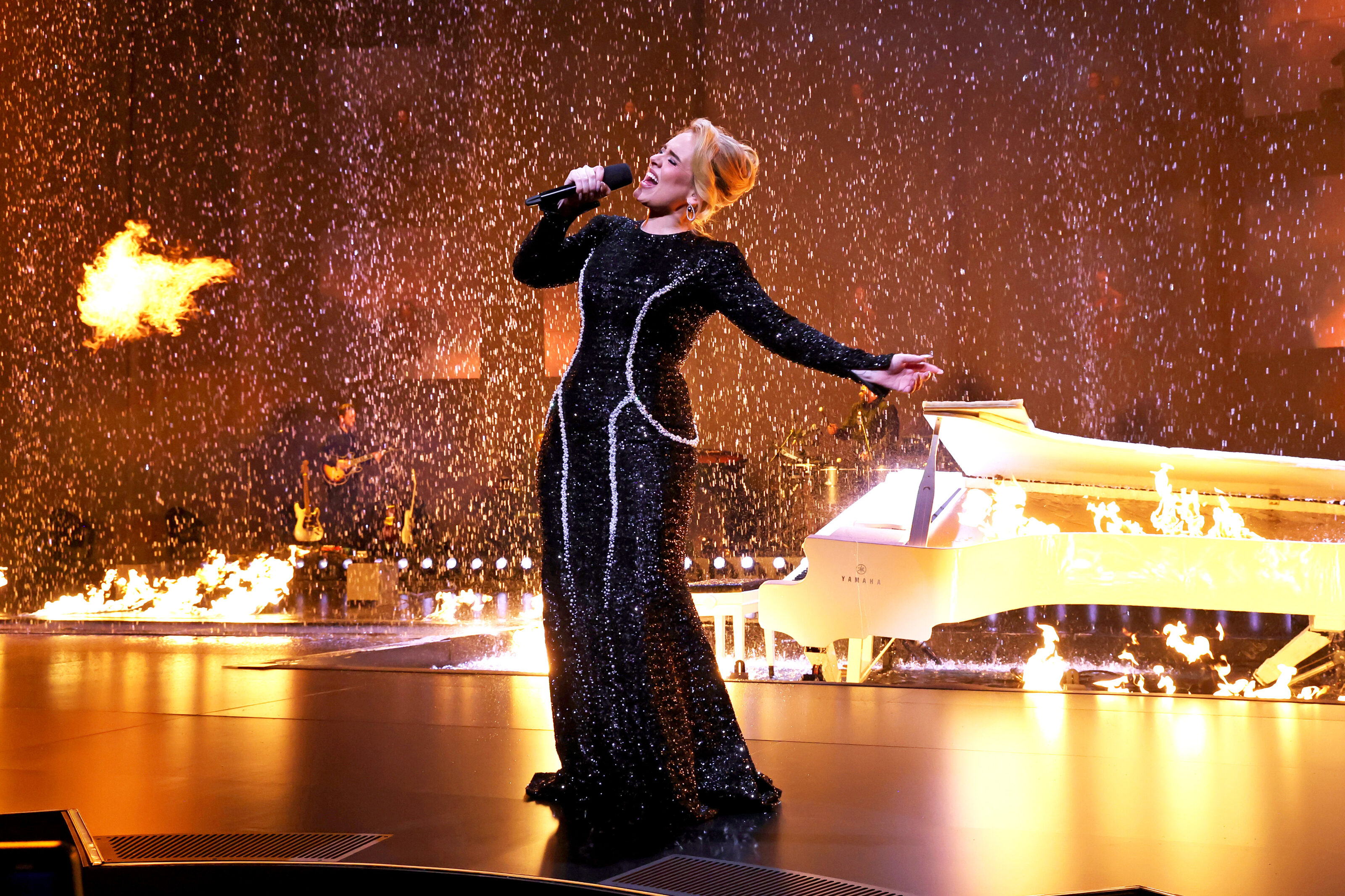 Adele annulla i concerti a Las Vegas per tutto marzo 2024: “Sto di nuovo male”