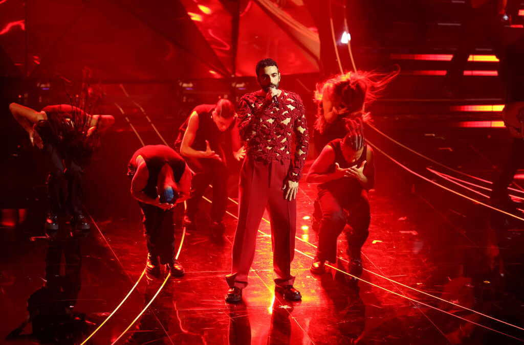 Sanremo 2024, il maxi medley di Marco Mengoni (VIDEO)