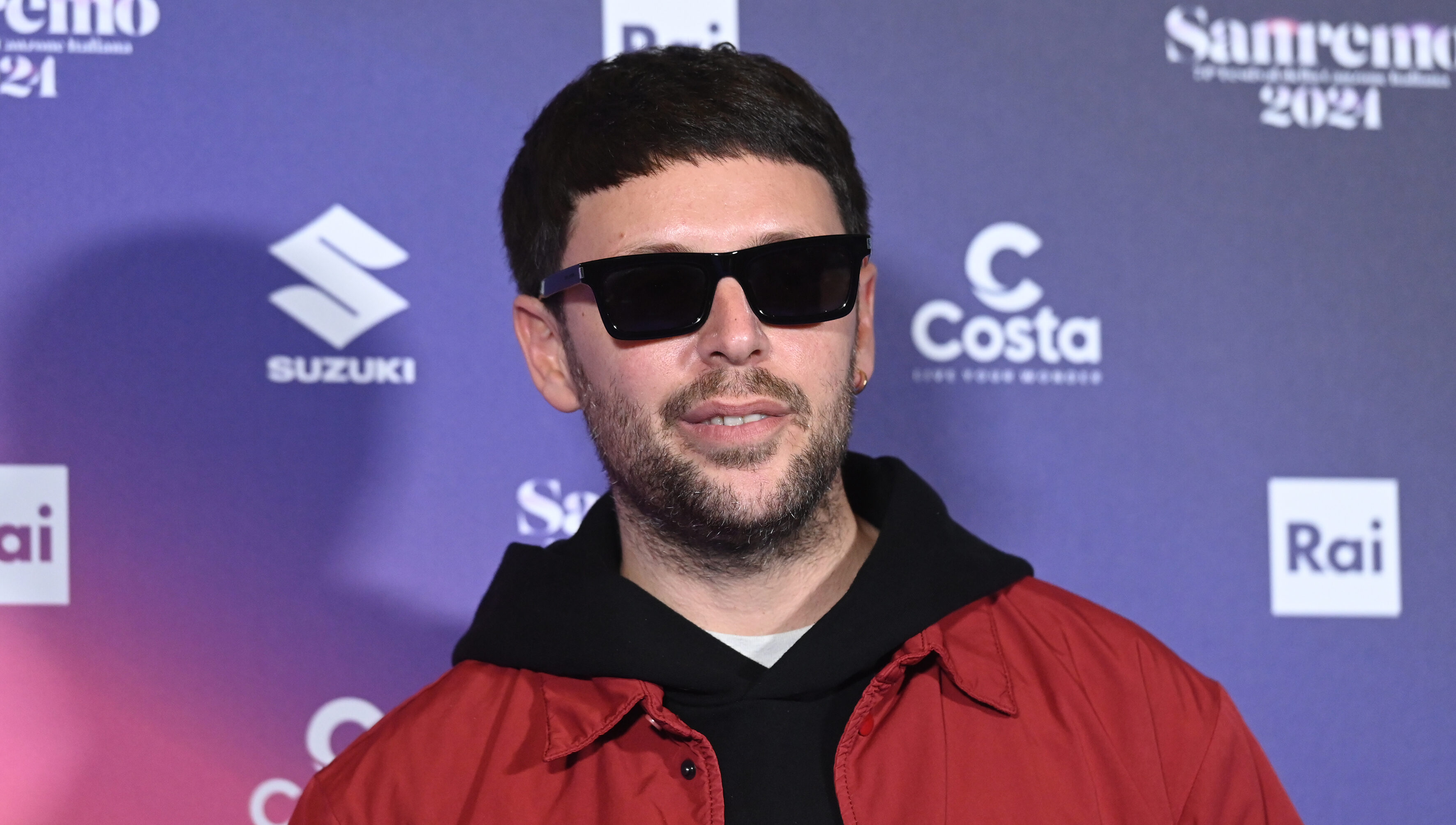 Gazzelle spiega perché si esibisce sempre con gli occhiali da sole