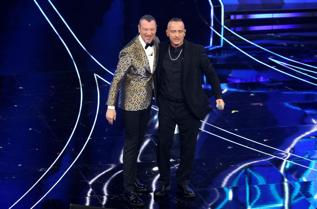 Sanremo 2024, terza serata: le reazioni di Amadeus, Fiorello ed Eros Ramazzotti all’affaire Travolta