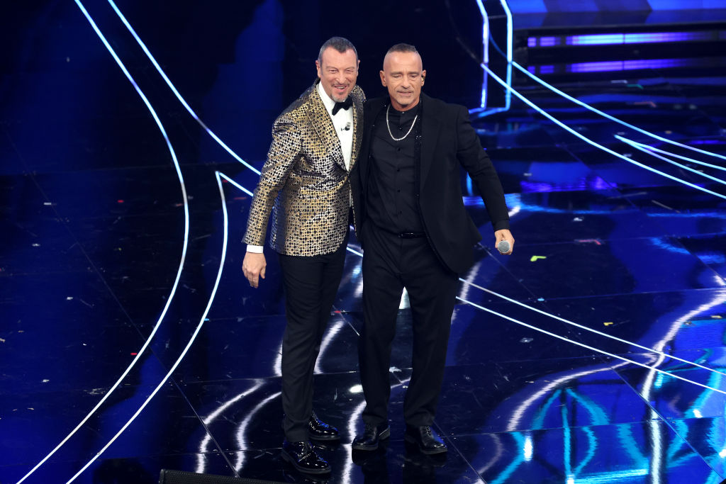 Sanremo 2024, terza serata: le reazioni di Amadeus, Fiorello ed Eros Ramazzotti all’affaire Travolta
