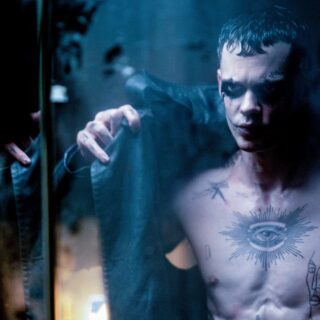 Il Corvo - The Crow: Bill Skarsgard nelle prime immagini ufficiali del reboot