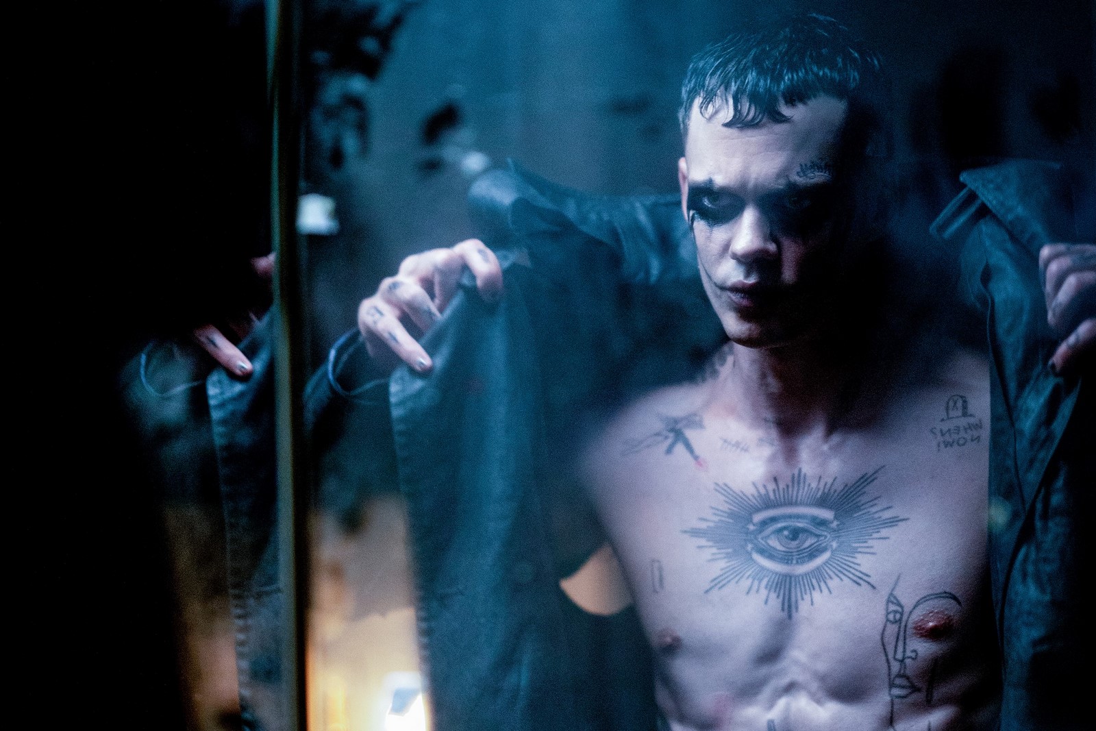 Il Corvo – The Crow: Bill Skarsgard nelle prime immagini ufficiali del reboot