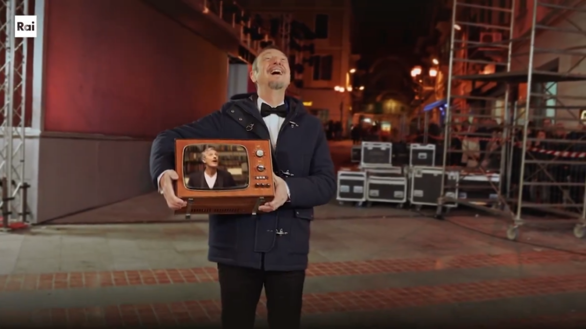 Sanremo 2024, l’ultimo promo: Amadeus arriva al Teatro Ariston (VIDEO)