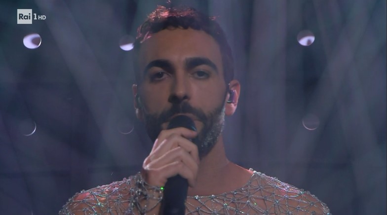 Marco Mengoni a Sanremo 2024 canta Due Vite e difende la libertà di bacio