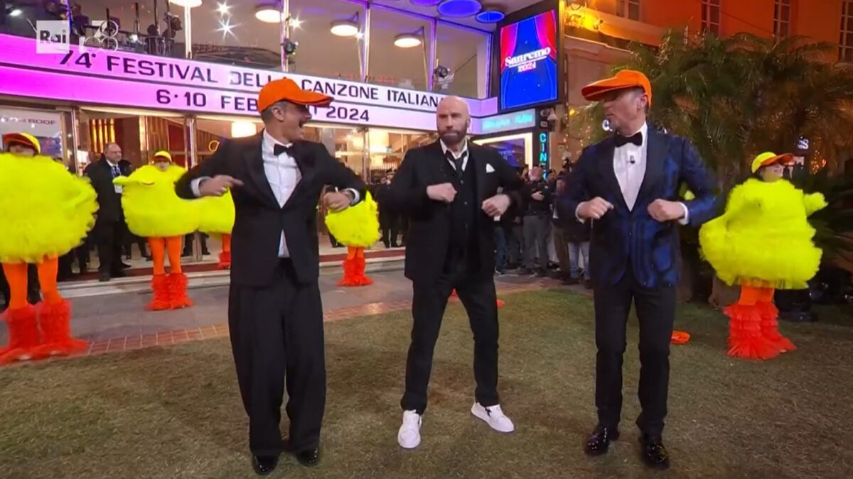 Il cachet e le scarpe di John Travolta a Sanremo 2024 (e il Ballo del Qua Qua)
