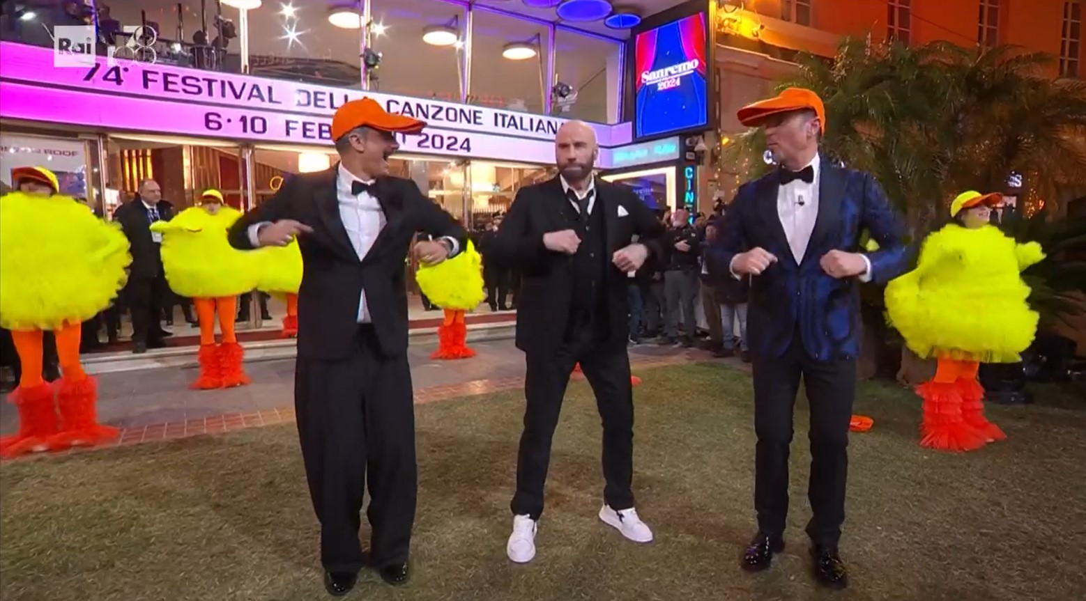 Il cachet e le scarpe di John Travolta a Sanremo 2024 (e il Ballo del Qua Qua)