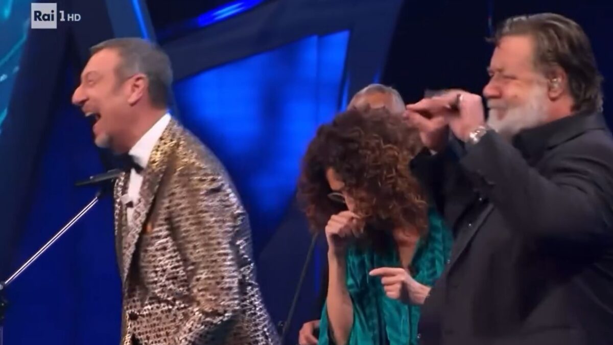 Sanremo 2024, anche Russell Crowe ‘infierisce’ su Travolta?