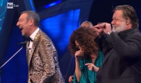 Sanremo 2024, anche Russell Crowe ‘infierisce’ su Travolta?