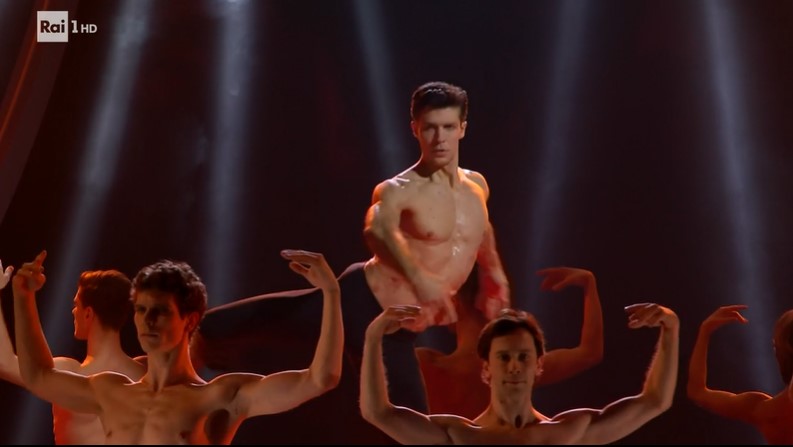 Roberto Bolle balla il Bolero a Sanremo 2024