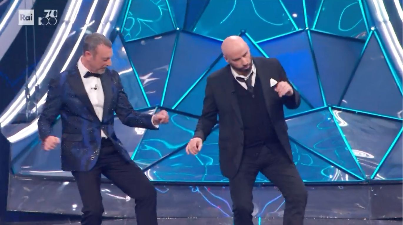 John Travolta balla con Amadeus a Sanremo 2024