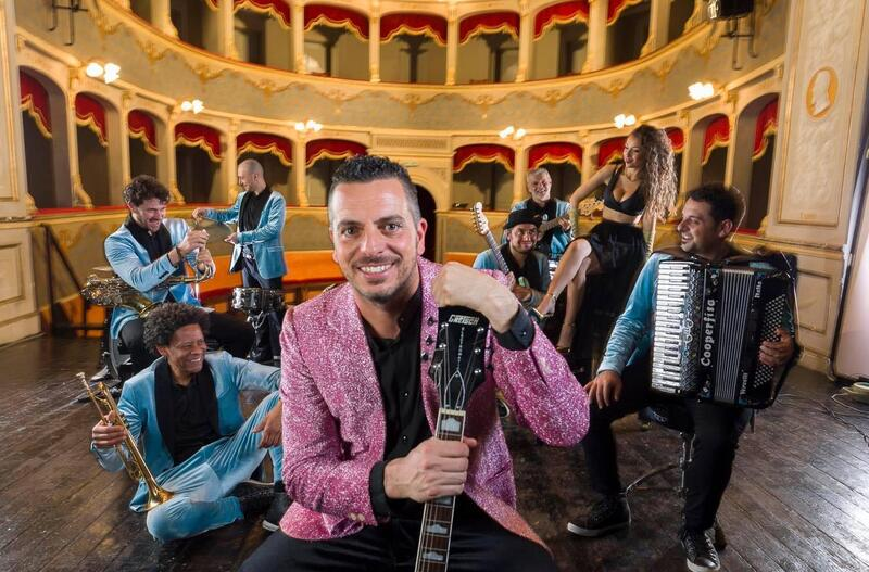 Sanremo 2024, l’ultimo promo: Amadeus arriva al Teatro Ariston (VIDEO)