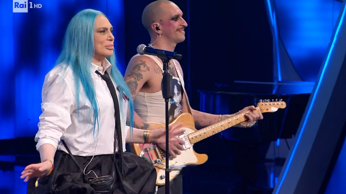 Sanremo 2024, problema tecnico per Loredana Bertè durante la serata dei duetti