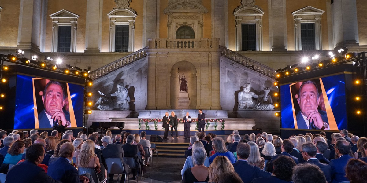 Premio Biagio Agnes 2024, i vincitori: premiati la Rai e la serie Un Professore