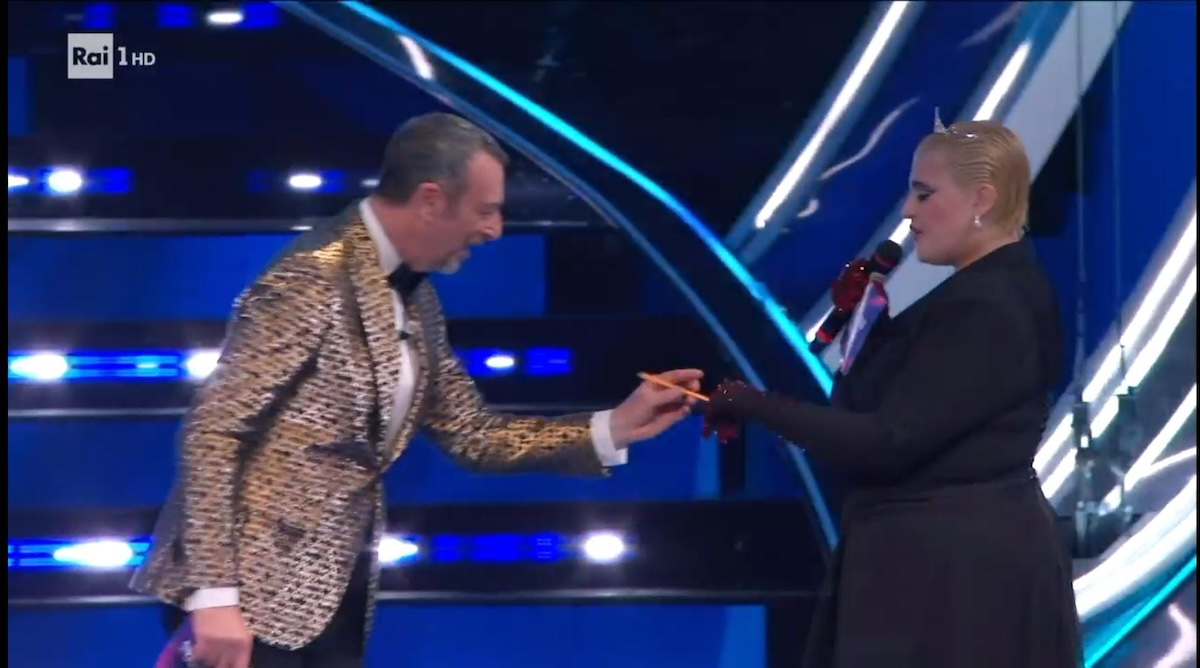 Perché a Sanremo 2024 i cantanti consegnano matite?