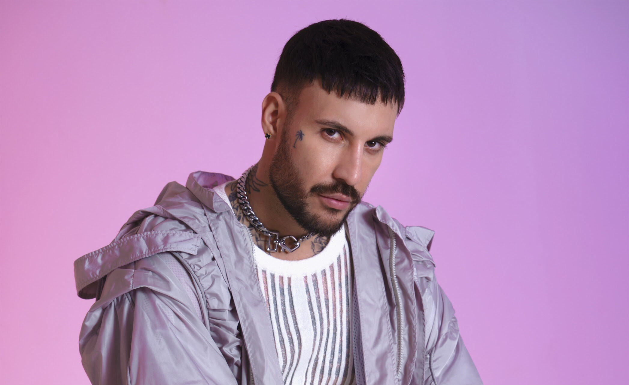 Fred De Palma a Sanremo 2024: “‘Il cielo non ci vuole’ è un discorso con la mia coscienza. Invito i giovani a reagire”