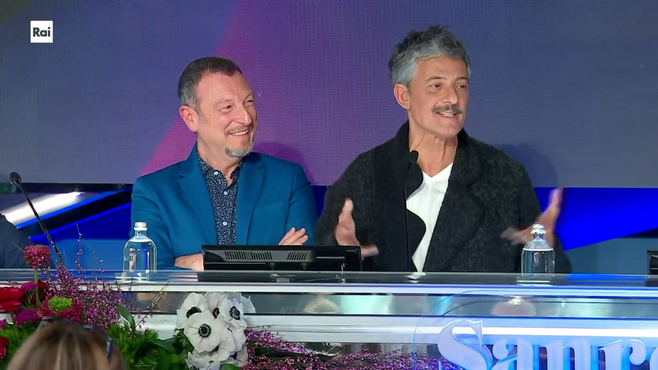 La prima conferenza stampa di Sanremo 2024: per Amadeus e Fiorello 5 anni bastano, ma per la ‘festa finale’ invitano i trattori e fanno spazio a ospiti ‘sociali’