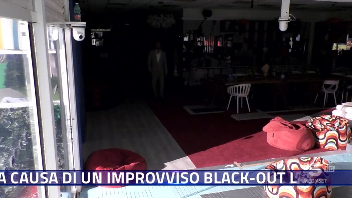 Grande Fratello 2024, blackout in diretta: “La casa è parzialmente al buio”