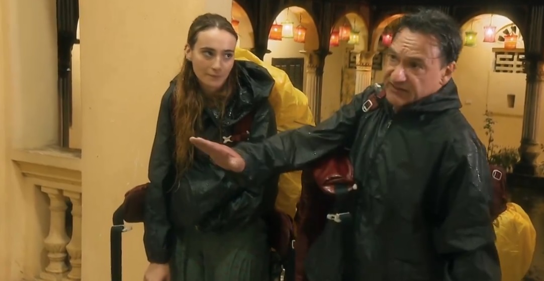 Pechino Express, Caressa sorpassato in auto sotto al diluvio: “Sono furibondo, esigo provvedimenti” (Video)