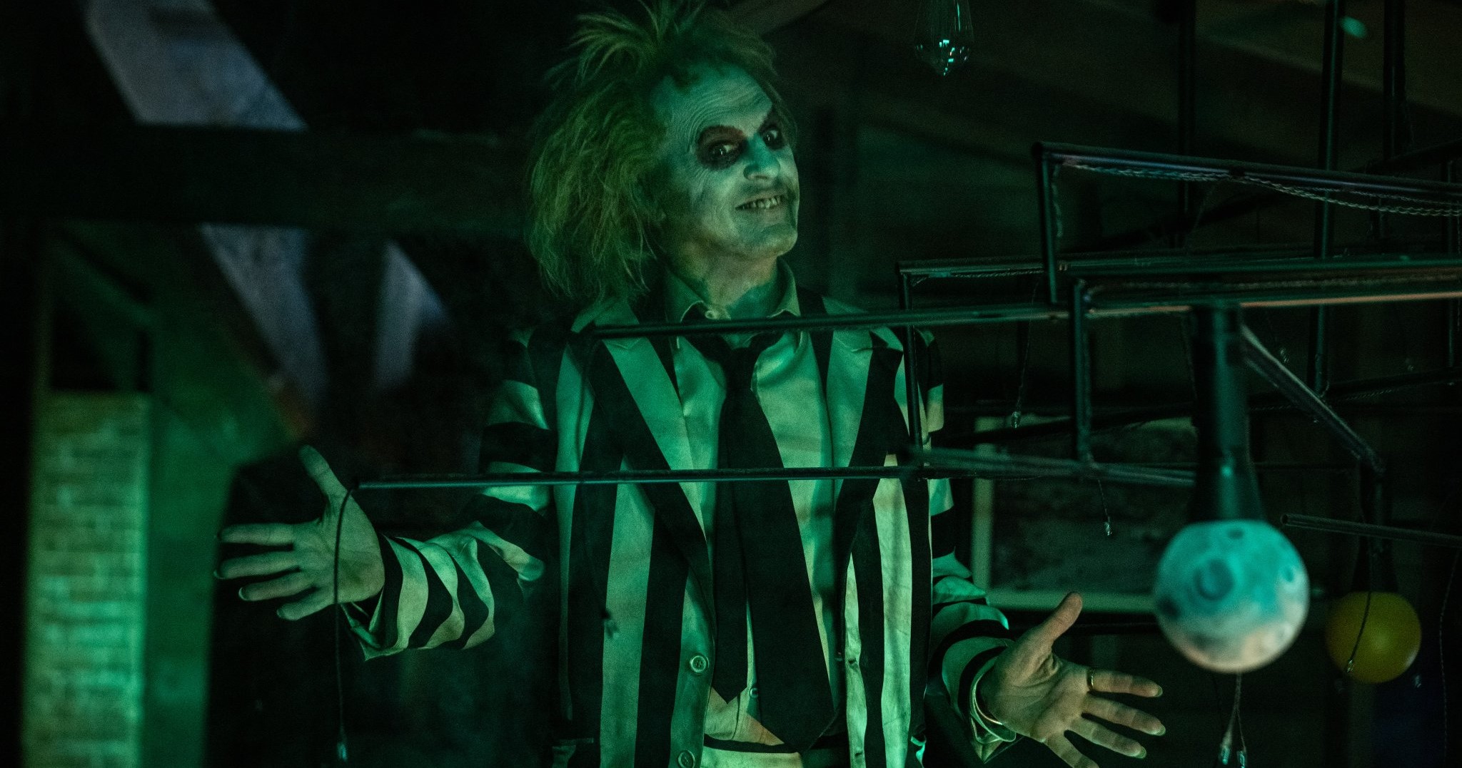 Beetlejuice 2: Prime immagini ufficiali del cast e nuovi dettagli del film di Tim Burton