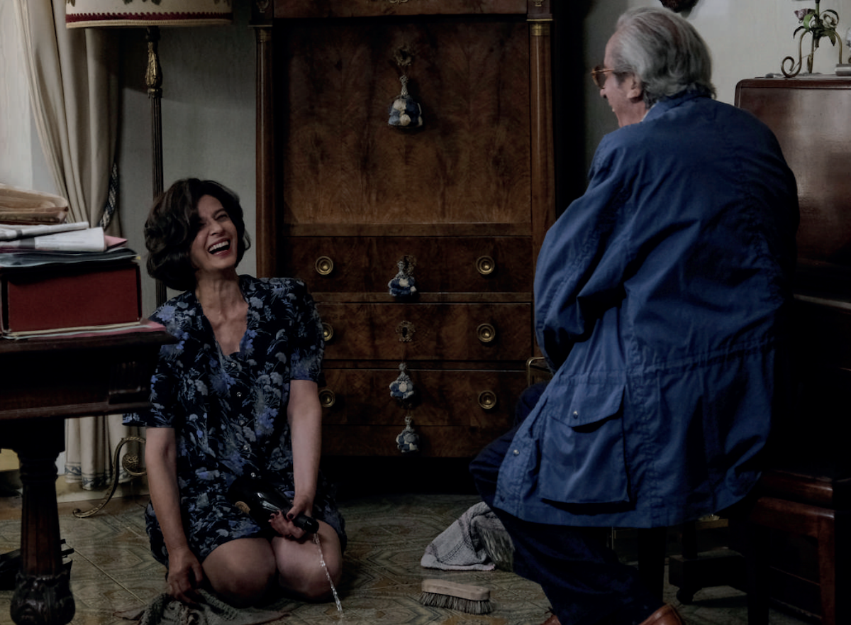 Folle d’amore, la vita di Alda Merini è troppo intensa per un film-tv, che si affida alla forza delle parole