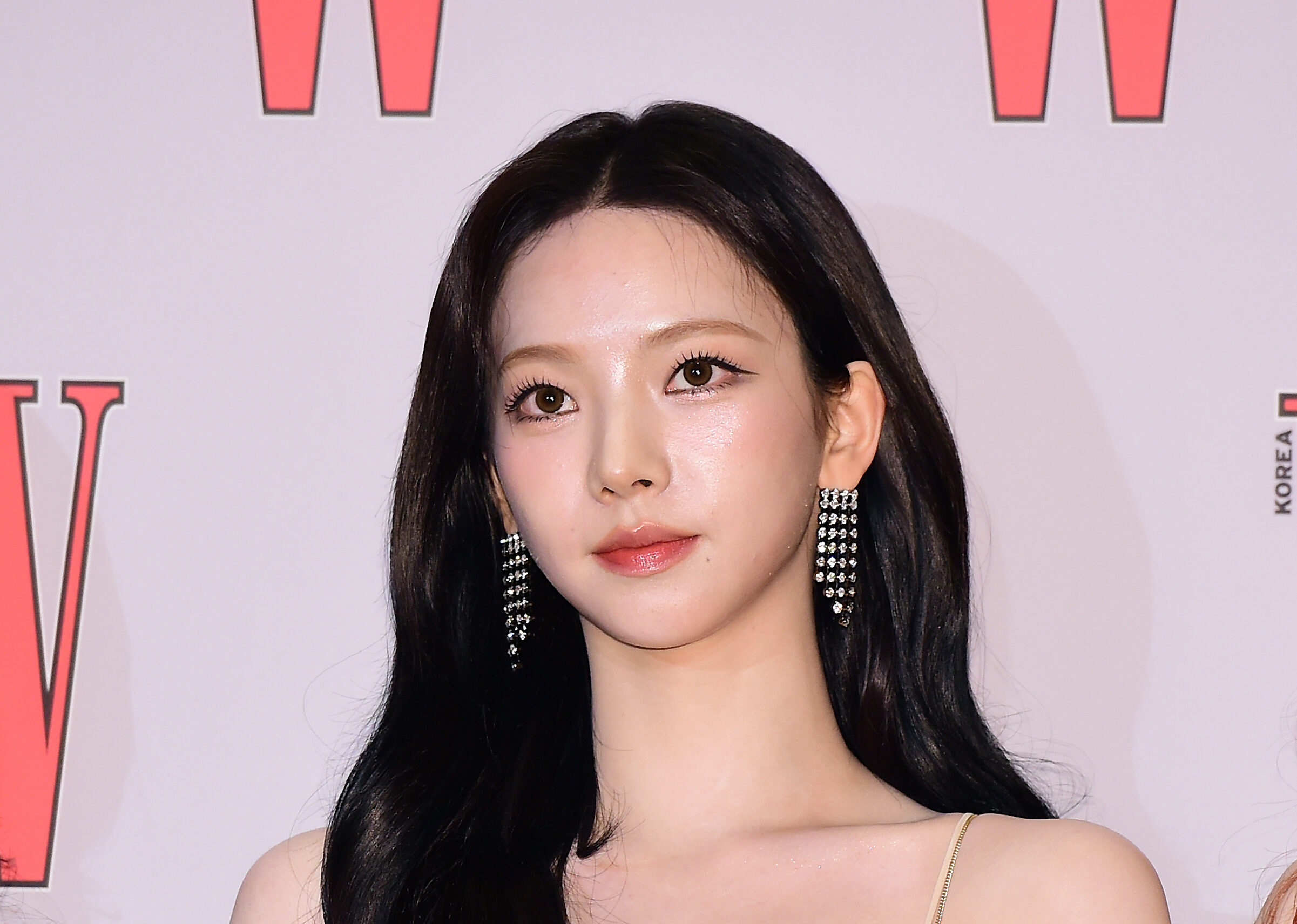 “L’amore che ti hanno dato i fan non è abbastanza?” E la cantante K-pop Karina è costretta a chiedere scusa per essersi fidanzata