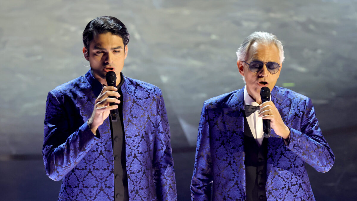 Andrea Bocelli e il figlio Matteo cantano “Con te partirò” agli Oscar 2024 (video)