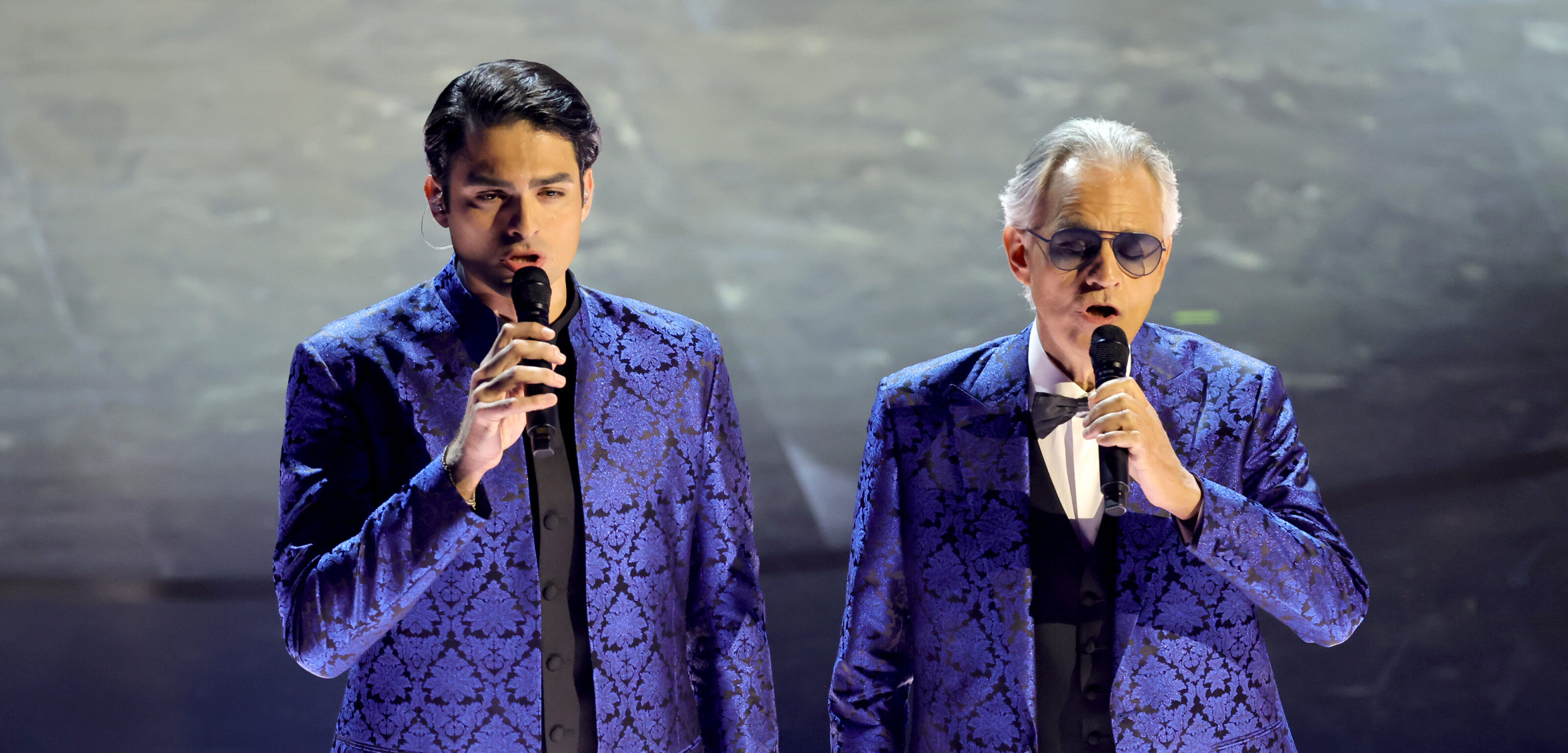 Andrea Bocelli e il figlio Matteo cantano “Con te partirò” agli Oscar 2024 (video)