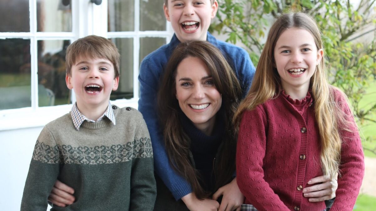 I Windsor e la foto manipolata: se non ci si può fidare neanche di William e Kate…