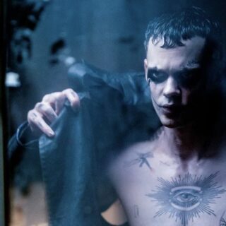 Il regista Alex Proyas regista del cult con Brandon Lee critica su Facebook il reboot e deride il look di Bill Skarsgard nei panni di Eric Draven.