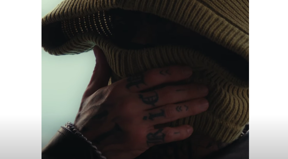 Pillole, Tony Effe feat. Sfera Ebbasta e Geolier: testo e significato, ascolta la canzone