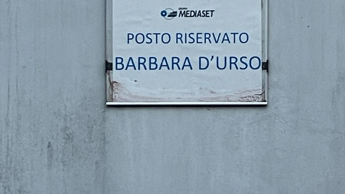 Barbara d’Urso, non c’è più posto (auto!) per lei a Cologno Monzese (FOTO)