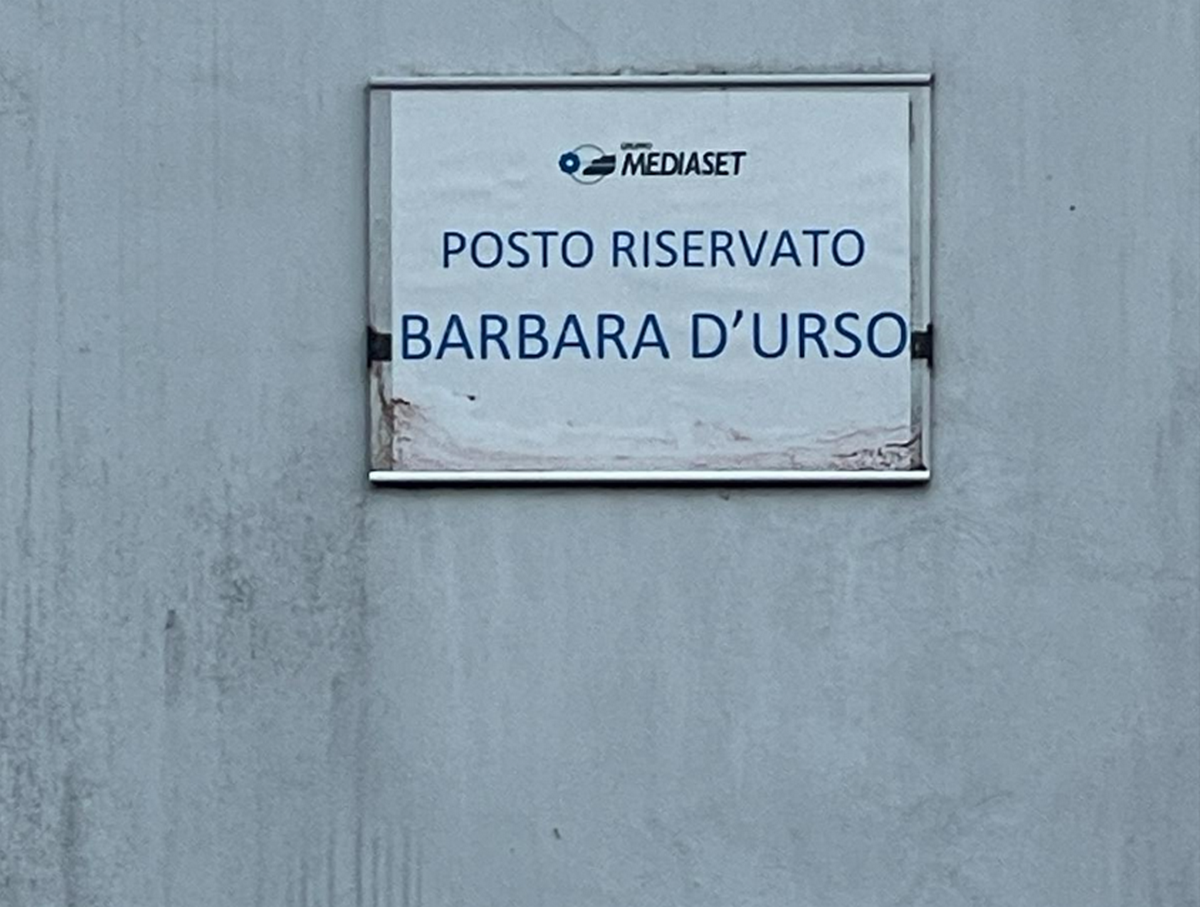Barbara d’Urso, non c’è più posto (auto!) per lei a Cologno Monzese (FOTO)
