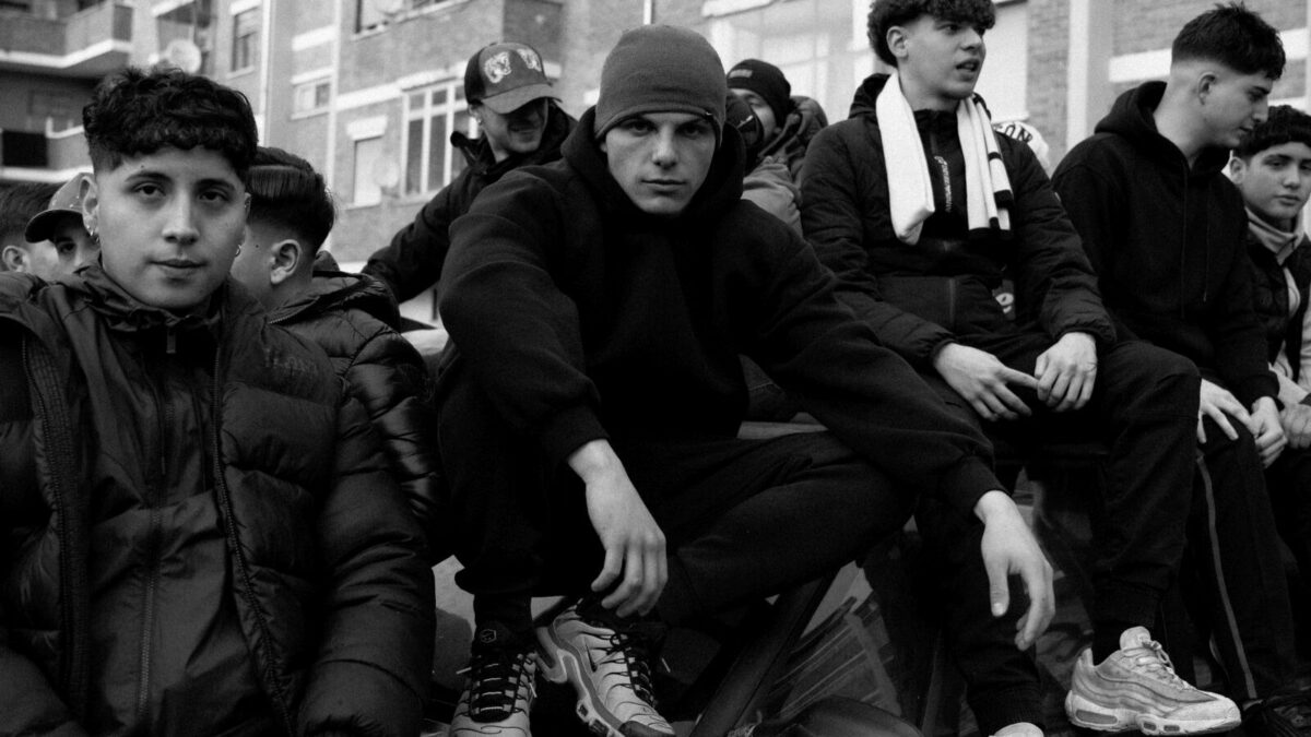 Popolari, Rhove: testo e significato, ascolta la canzone