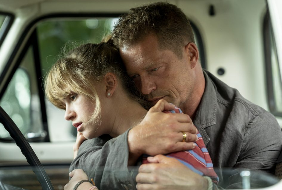 Rai 2 stasera propone "Io rimango qui", il dramma tedesco del 2020 diretto da André Erkau e interpretato da Sinje Irslinger, Max Hubacher, Heike Makatsch, Til Schweiger, Nuala Bauch.