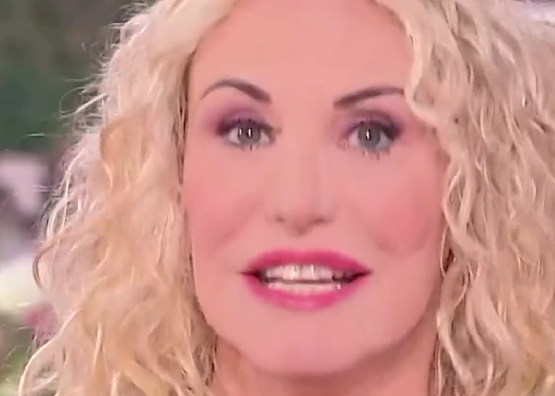 Antonella Clerici invita Ligabue ospite a ‘È sempre mezzogiorno’: “Tu porti il Lambrusco, io ti metto su il sugo” (video)