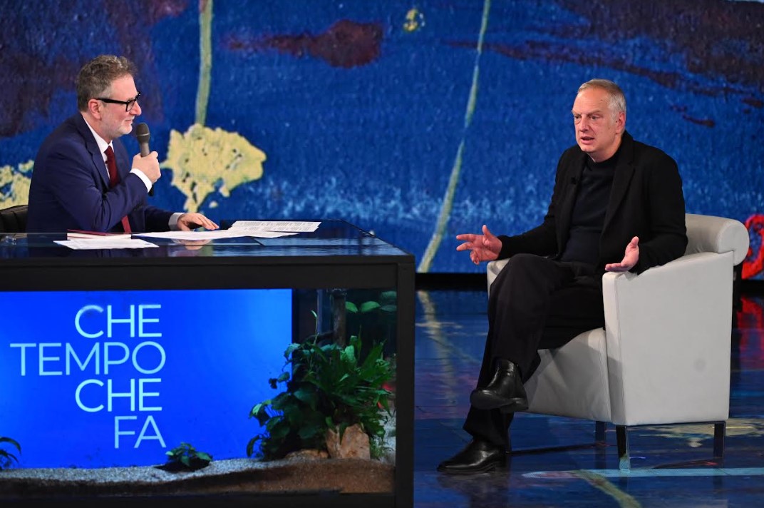 Antonio Scurati a Che tempo che fa: “Non faccio i soldi con Mussolini ma con il mio lavoro, il mio studio” (video)