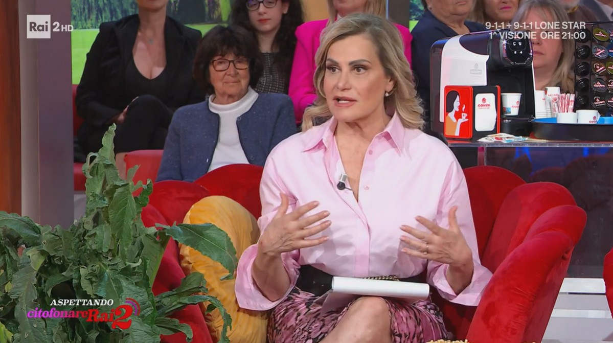 Simona Ventura conduce Citofonare Rai 2 con una paralisi del nervo facciale: “Non è niente di che, è il freddo, mi sto curando”