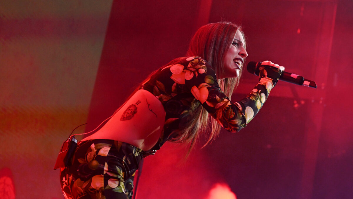 Smile, Angelina Mango canta un nuovo brano in concerto al Fabrique di Milano (video)