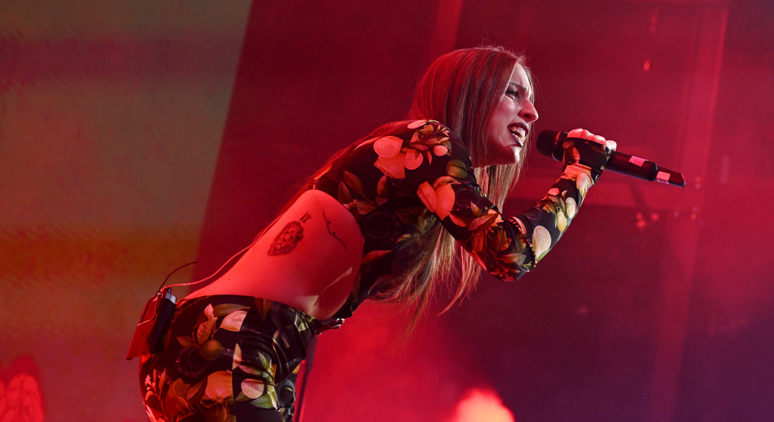 Smile, Angelina Mango canta un nuovo brano in concerto al Fabrique di Milano (video)