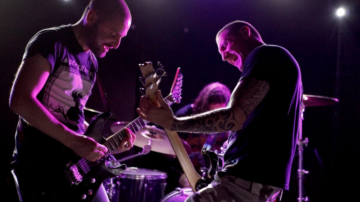 Plakkaggio al Circolo Gagarin fra metal, punk e sacerdoti di Giuda (live report 6 Aprile 2024)