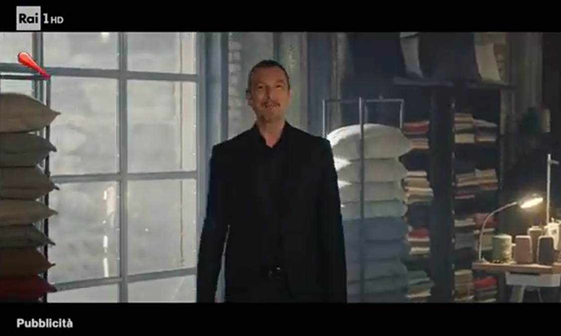Amadeus, il divano da cambiare e quegli spot che impattano sulla realtà
