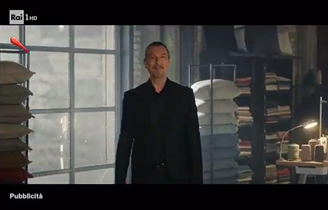 Amadeus, il divano da cambiare e quegli spot che impattano sulla realtà