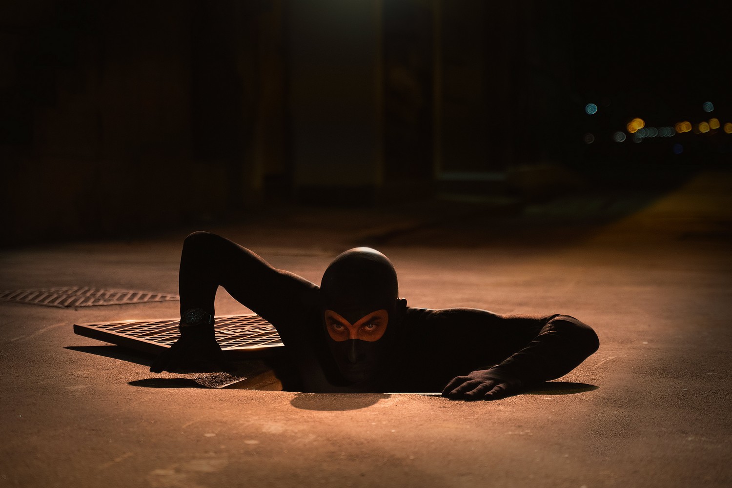 Rai 2 stasera propone il film live-action Diabolik del 2021 diretto dai Manetti Bros., con Luca Marinelli nei panni del "Re del terrore", Miriam Leone in quelli di Eva Kant e Valerio Mastandrea è l'Ispettore Ginko.