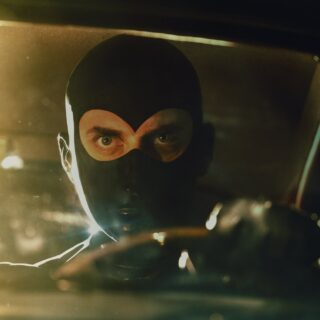 Rai 2 stasera propone il film live-action Diabolik del 2021 diretto dai Manetti Bros., con Luca Marinelli nei panni del "Re del terrore", Miriam Leone in quelli di Eva Kant e Valerio Mastandrea è l'Ispettore Ginko.