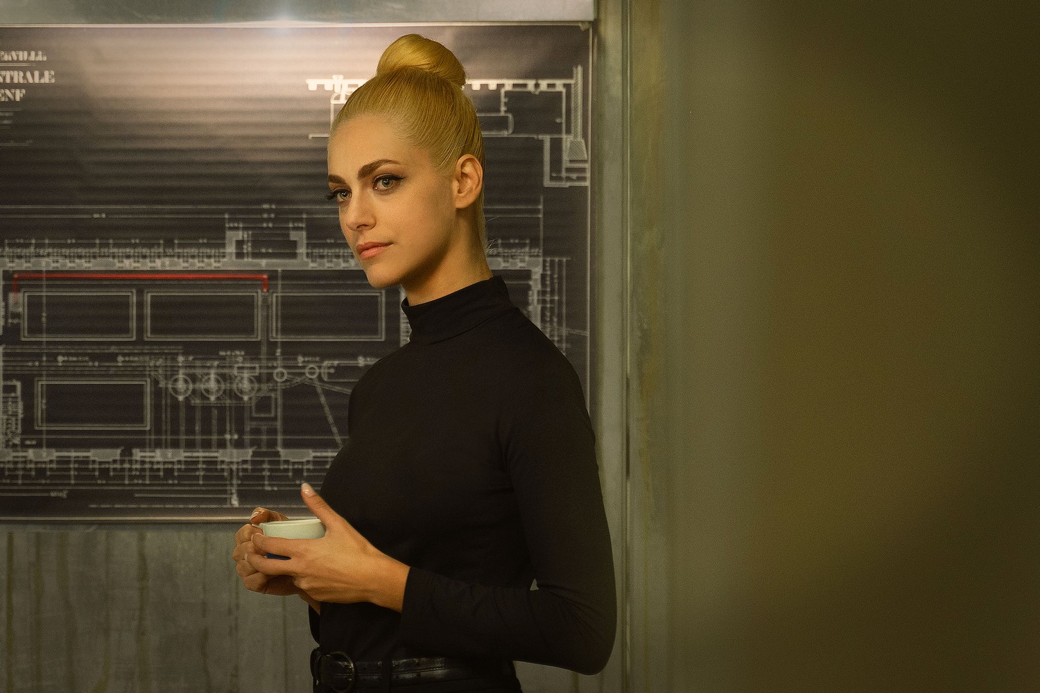 Rai 2 stasera propone il film live-action Diabolik del 2021 diretto dai Manetti Bros., con Luca Marinelli nei panni del "Re del terrore", Miriam Leone in quelli di Eva Kant e Valerio Mastandrea è l'Ispettore Ginko.