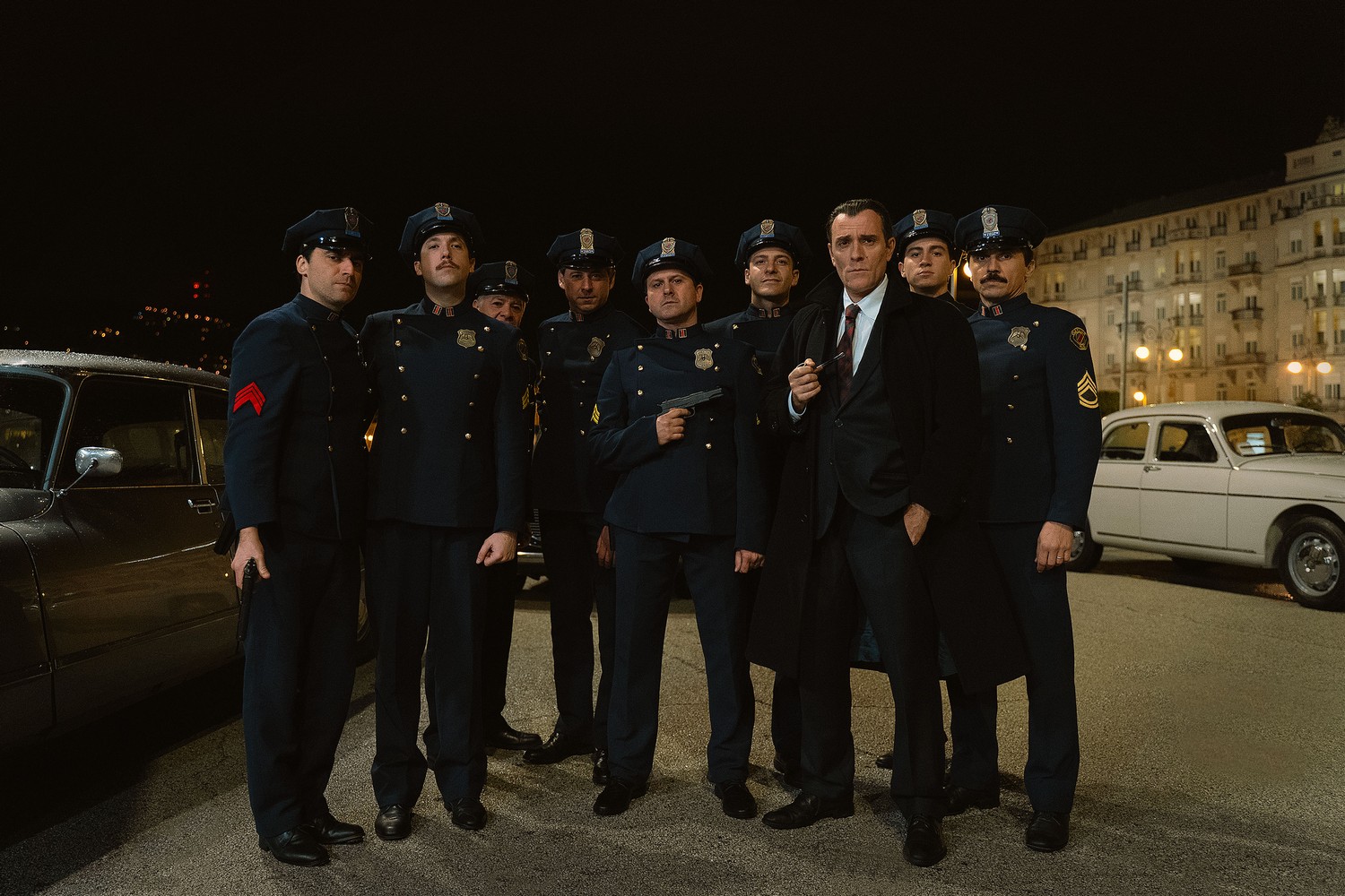 Rai 2 stasera propone il film live-action Diabolik del 2021 diretto dai Manetti Bros., con Luca Marinelli nei panni del "Re del terrore", Miriam Leone in quelli di Eva Kant e Valerio Mastandrea è l'Ispettore Ginko.