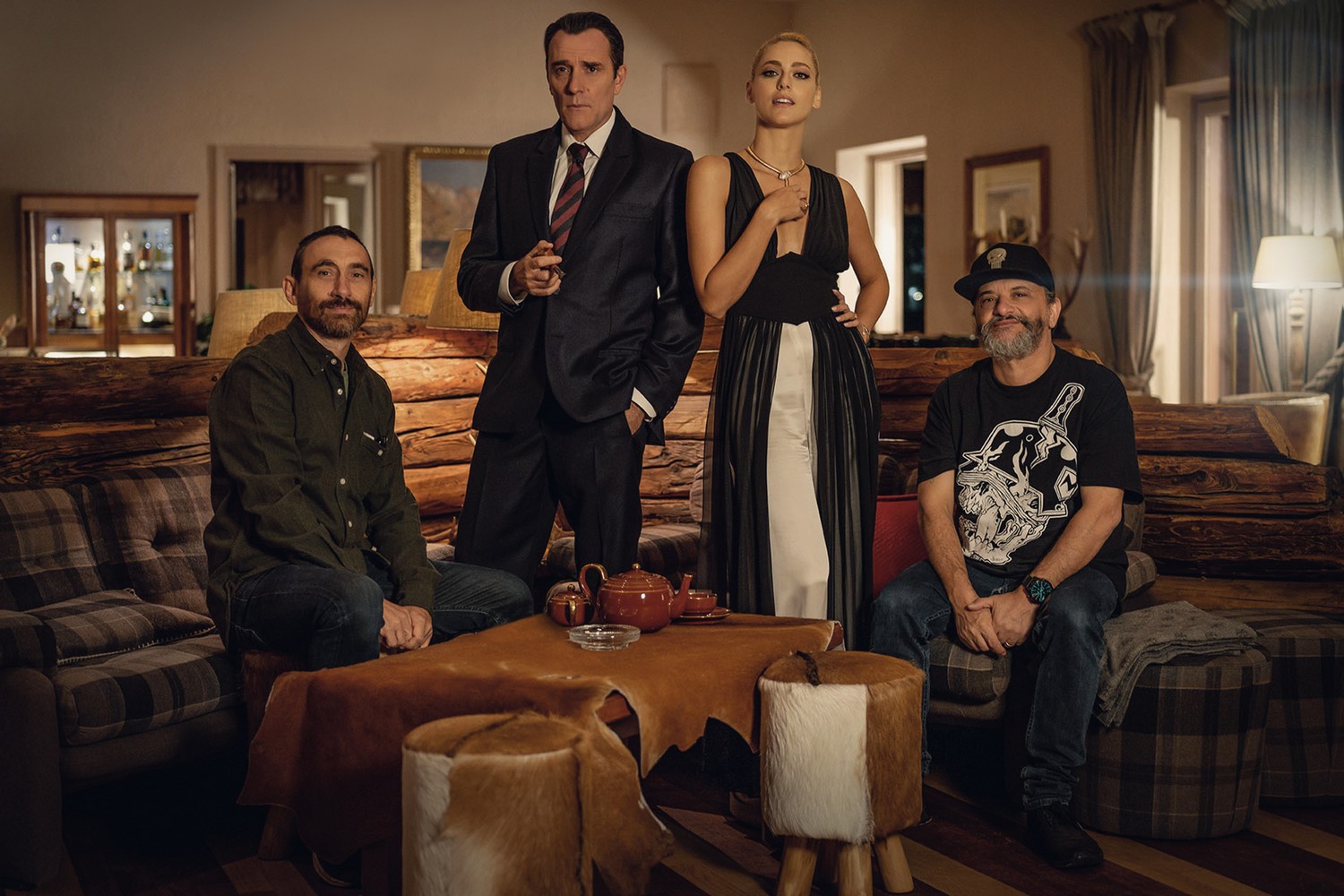 Rai 2 stasera propone il film live-action Diabolik del 2021 diretto dai Manetti Bros., con Luca Marinelli nei panni del "Re del terrore", Miriam Leone in quelli di Eva Kant e Valerio Mastandrea è l'Ispettore Ginko.