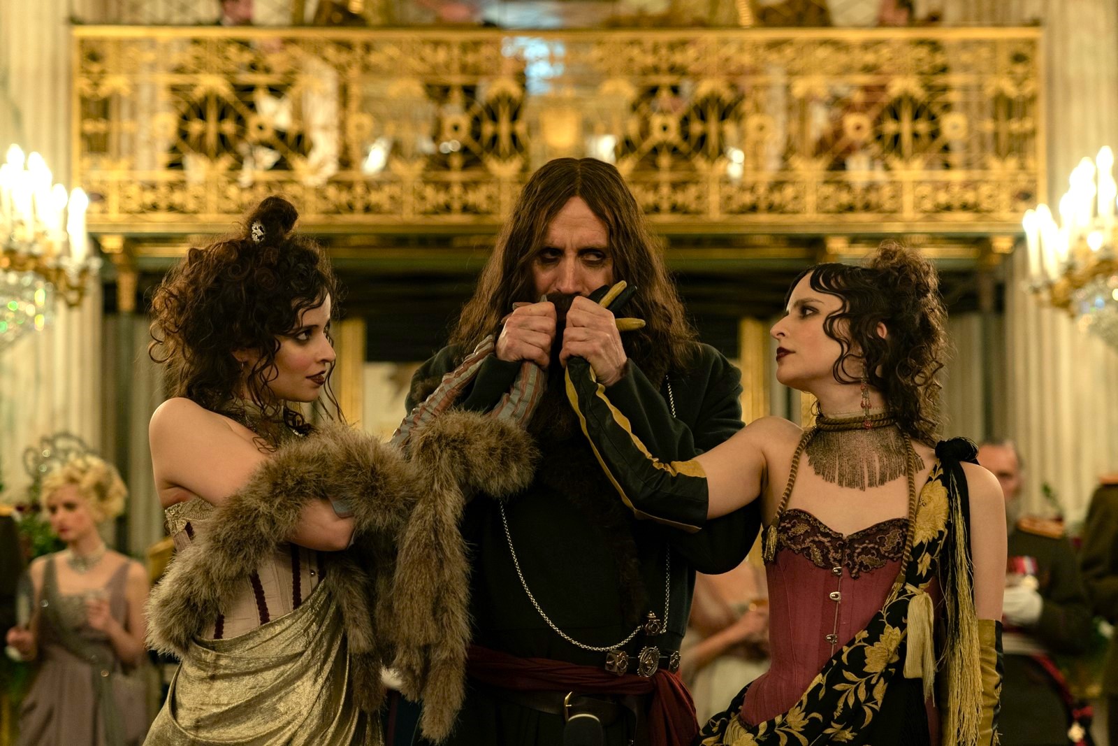 Su Italia 1 The King’s Man – Le Origini, film d'azione e guerra di Matthew Vaughn con Ralph Fiennes, Harris Dickinson, Daniel Brühl, Djimon Hounsou, Rhys Ifans, Aaron Taylor-Johnson, Stanley Tucci e Charles Dance.