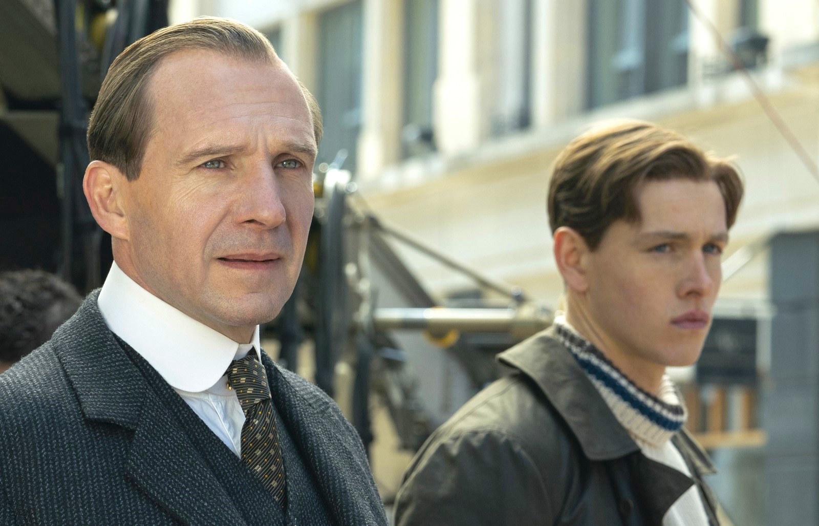 Su Italia 1 The King’s Man – Le Origini, film d'azione e guerra di Matthew Vaughn con Ralph Fiennes, Harris Dickinson, Daniel Brühl, Djimon Hounsou, Rhys Ifans, Aaron Taylor-Johnson, Stanley Tucci e Charles Dance.